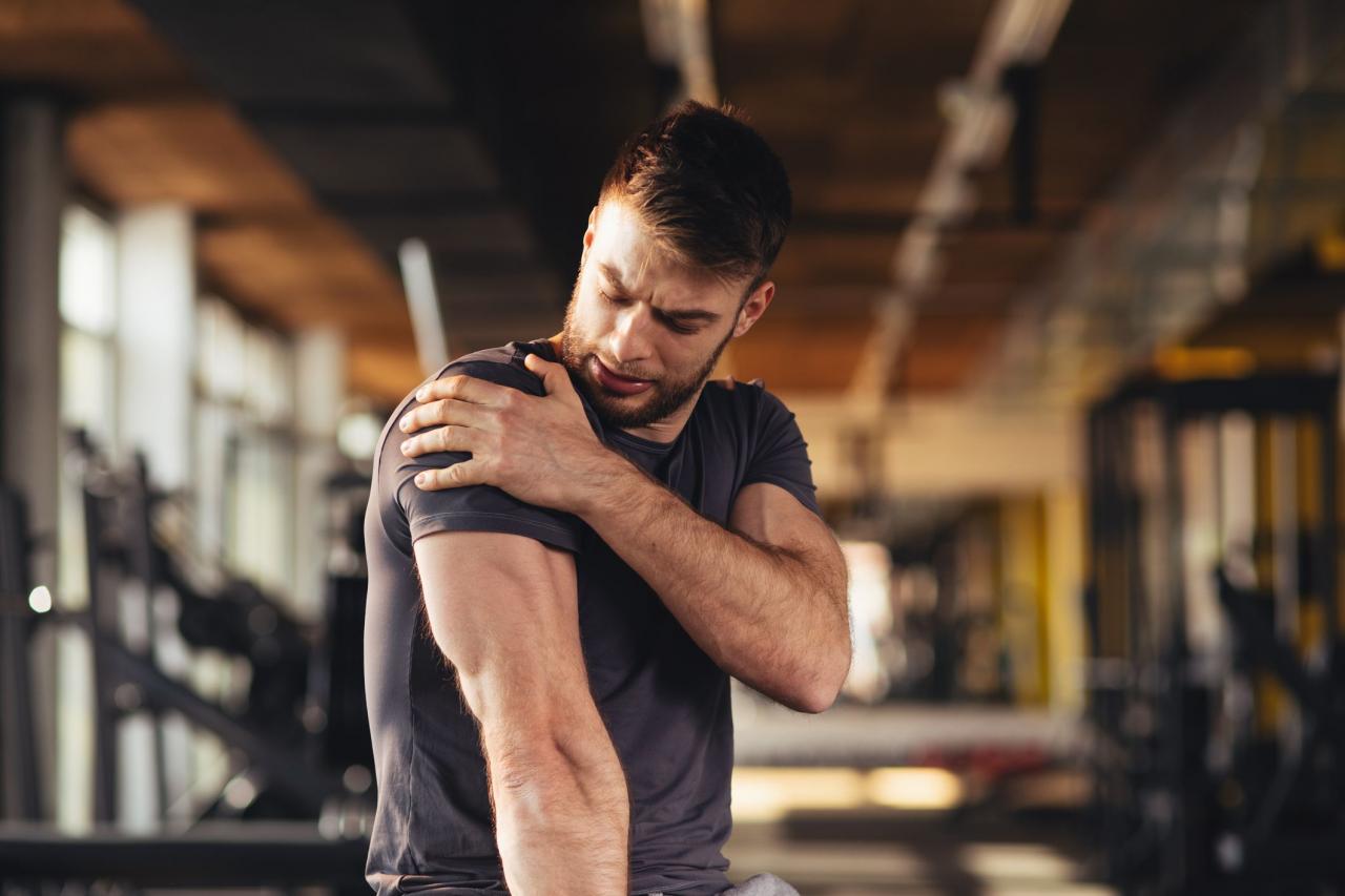Wie man mit schmerzenden Schultern von verzögertem Muskelkater umgeht